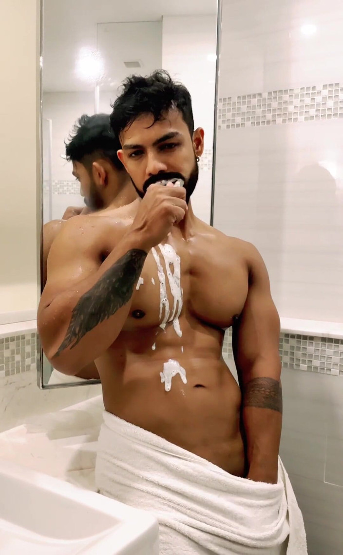 bonghunkx: Čistím mi zuby. Líbí se ti to?