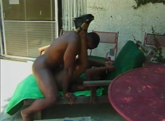 Dark Extreme: Puta negra lamida y perforada al aire libre