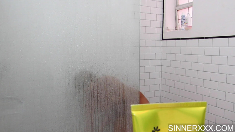 Sinners World: Sesso duro in doccia - cherry kiss