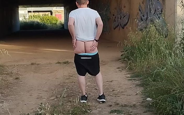Morbosete000: Tanga içinde götünü gösteriyor