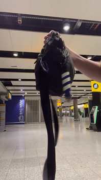 Tetas Desnudas En El Aeropuerto