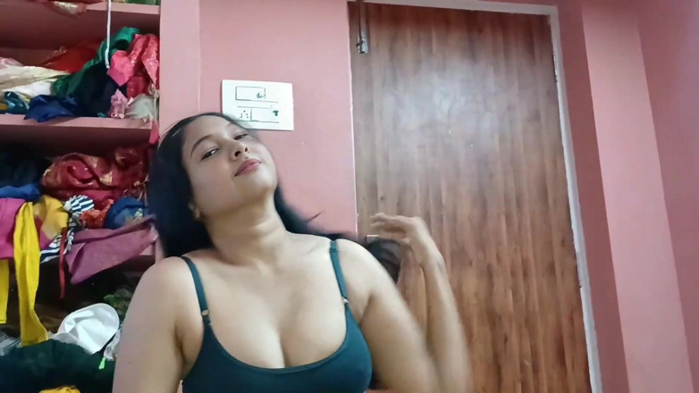 Apple Porn: Horny Desi Bhabhi Hot Blowjob and Cute Handjob