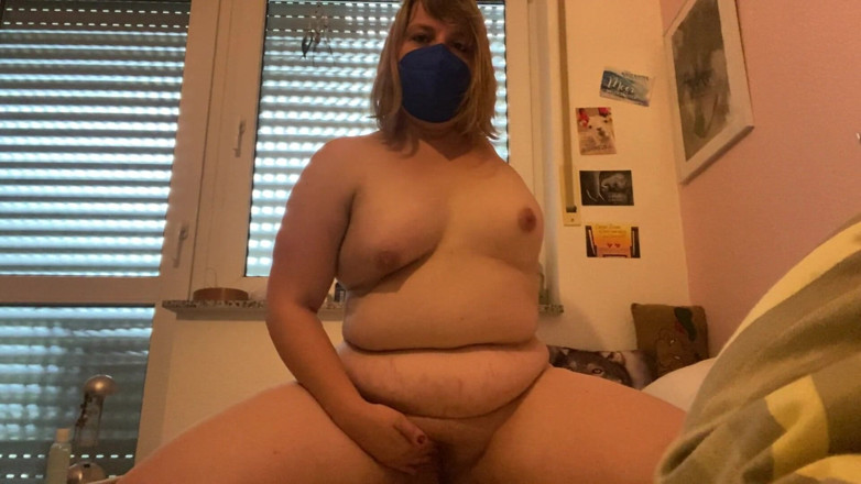 Deutsche Anna: Stepsister with Mask plays for me