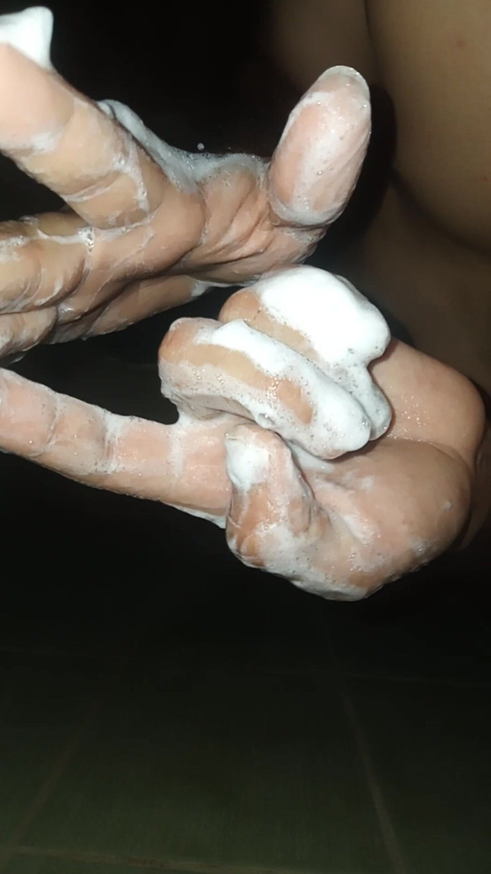 Cute boy jerks off: Ragazzo esile fa la doccia per masturbarsi