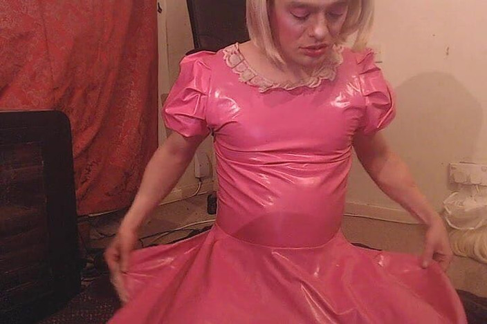 Lilly Disgrace: 哀れな弱虫はバイブに座っています