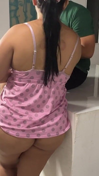 내 가장 친한 친구의 의붓여친이 그녀를 방문하고 나는 그녀를 따먹어