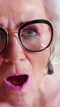 Kåt mormor fingrar våt fitta till skakande orgasm