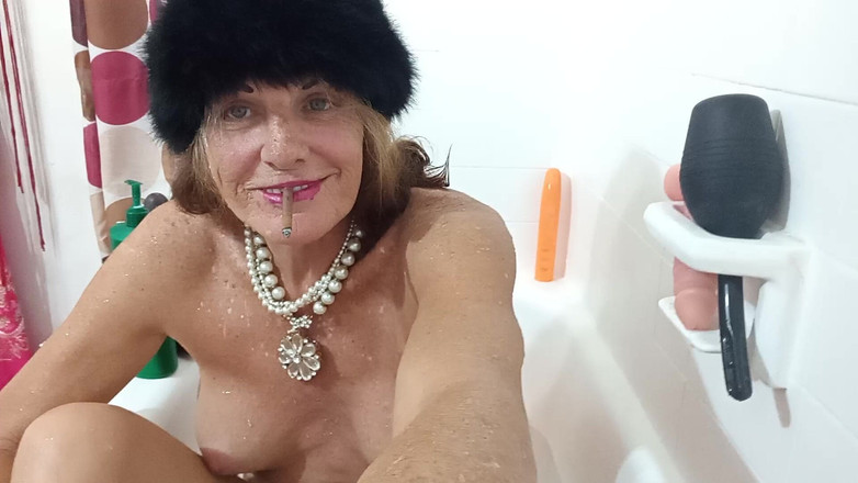 Lizzy Yum: Lizzy yum sd July 2025 Dilatando il bagno amatoriale al limite,...