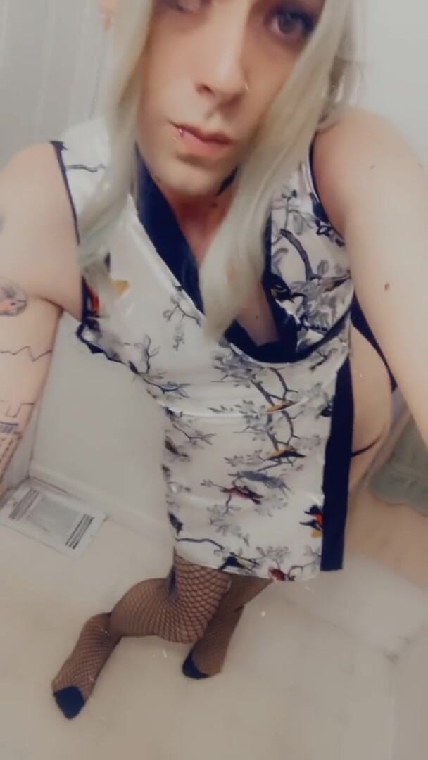 CarmenMelatonin: Kimono babe wants to play