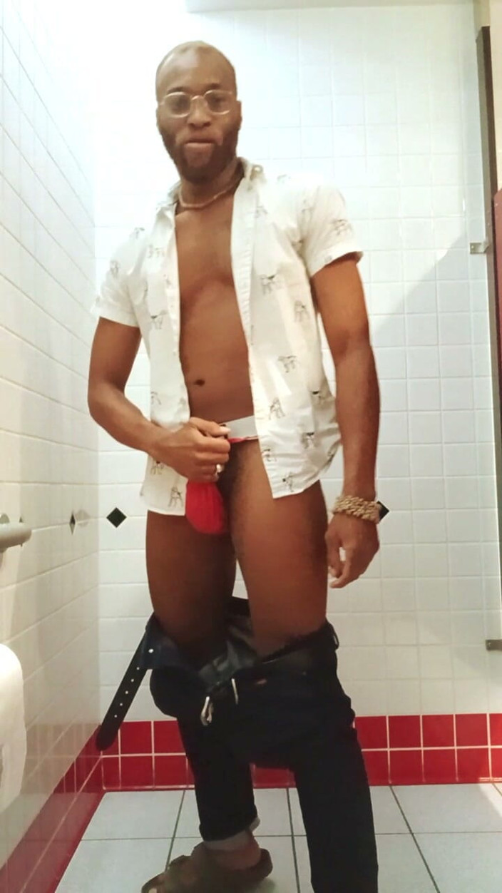 Kennie Jai: Vidéo de pisse rapide dans red jock !
