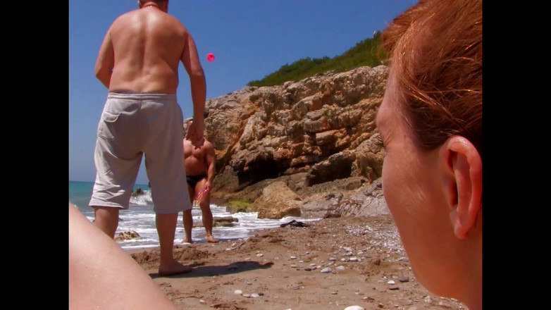 Adultwhisper: Она пошла на пляж с двумя незнакомцами, чтобы трахнули ее задницу!