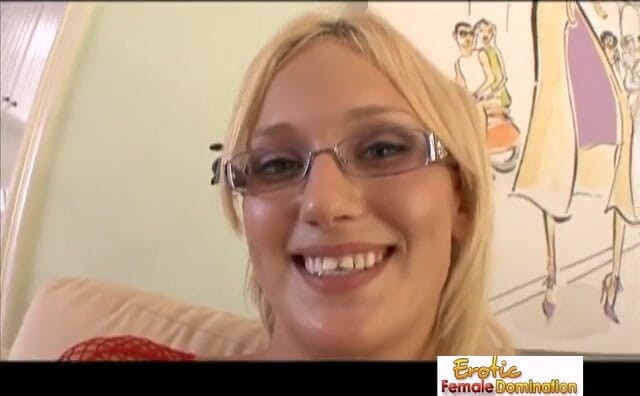 Erotic Female Domination: Si blonde speksual memakai jala menyeksa zakar dalam sudut pandangan...