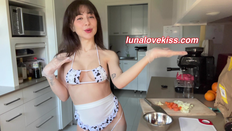 Luna Lovekiss: Minik bikini giyerken luna ile yemek pişirme