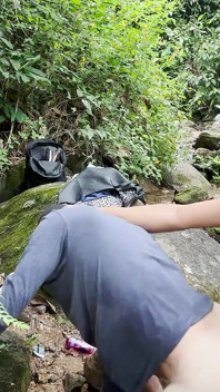 Priscila Araujo lo llevó enmascarado al bosque