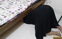 Aria Mia: 操一个漂亮的女仆在沙特阿拉伯，当她一边打扫一边在床底下 - 大量射精