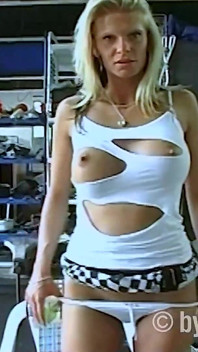 Tante seksi lagi bugil di garasi rumah