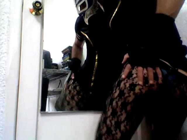 Demon Maniac 33: Elbise ve çoraplı ve korse iç çamaşırlı maskeli kadın kılıklı kadın kılıklı