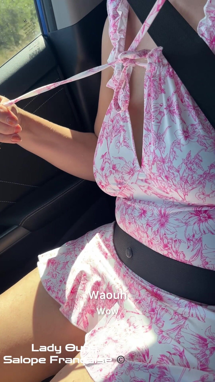 Lady Oups: 팬티를 입지 않은 마이크로 드레스 창녀를 위한