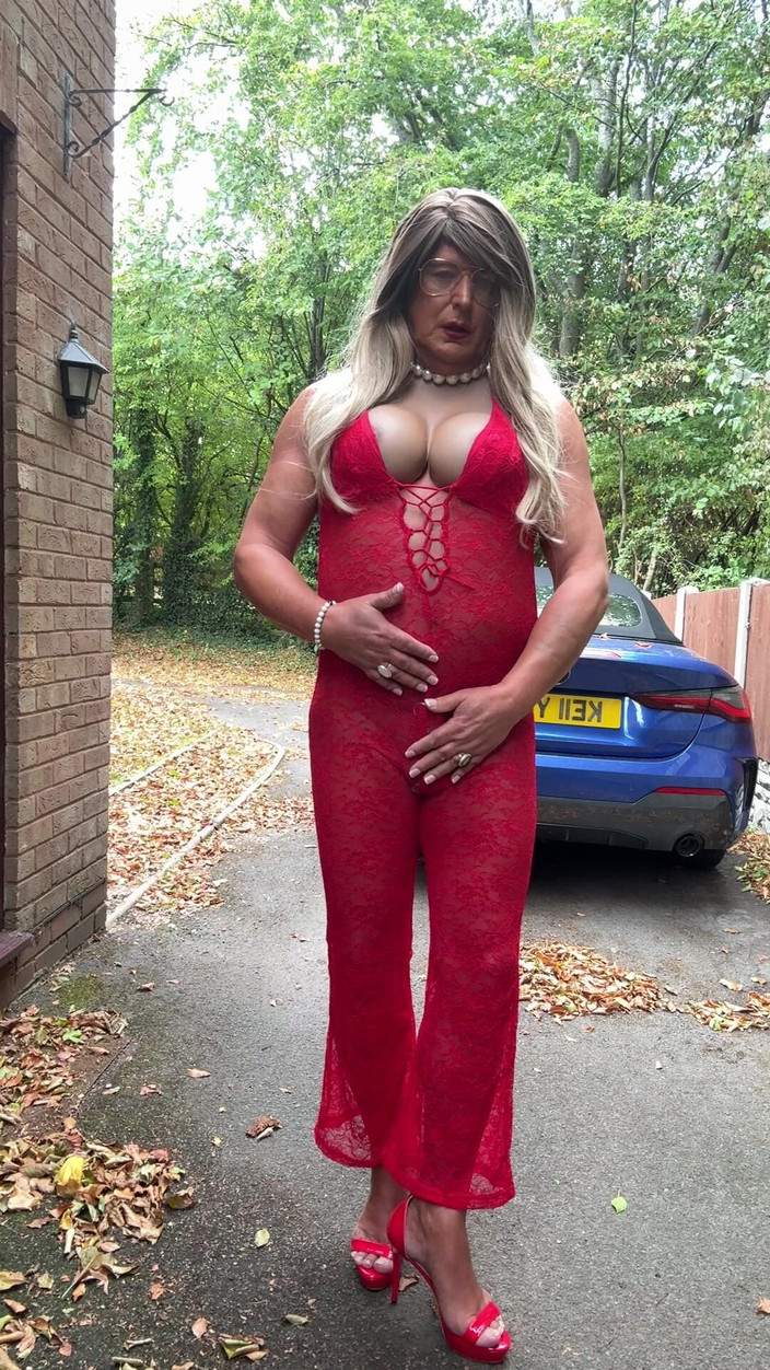 Kellycd2022: Sexy transvestiert kellycd2022 in sexy rotem Jumpsuit und High Heels