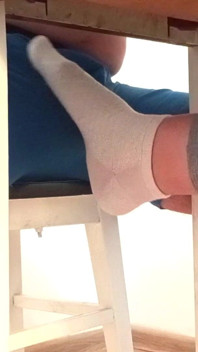 Sockjob y orgasmo arruinado debajo de la mesa