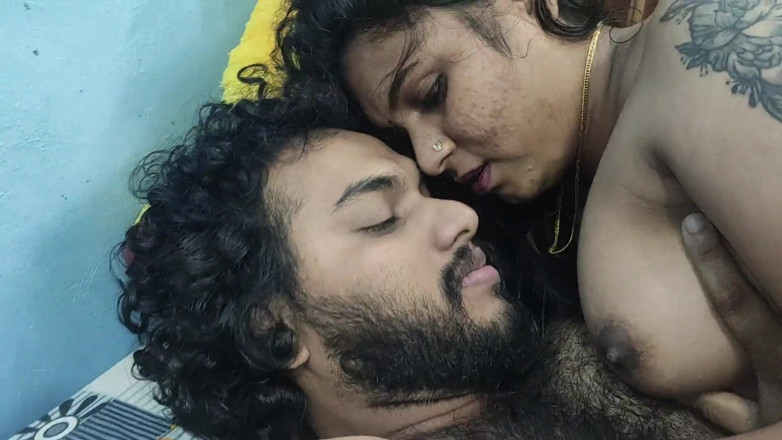 Vaigavarun45: คู่รักอินเดียนส์ดูดหัวนมเมีย แล้วสามีเมียเย็ดกันมันส์ๆ ร้อนแรง