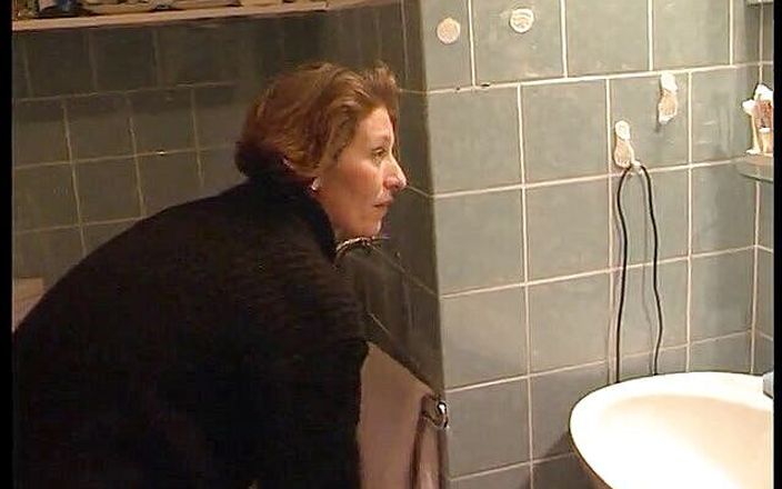 Lucky Cooch: Жінка писяє у ванній кімнаті