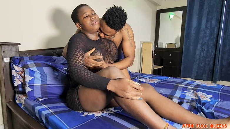 Afro fuck queens: 彼は私のジューシーなおっぱいに夢中になっています