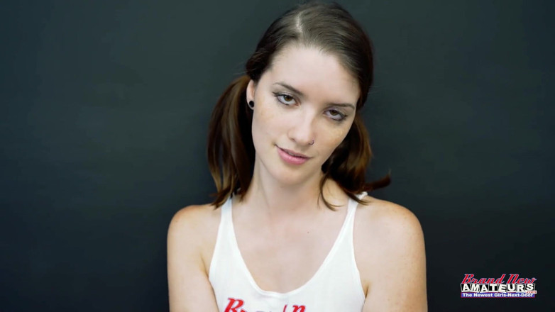 Brand New Amateurs: Magere brunette neukt en zuigt pik in porno-auditie