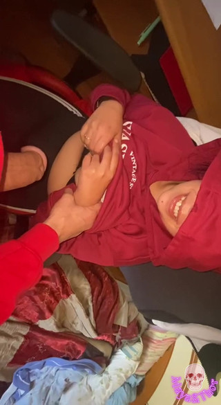 Mayay Thor X: Schüchterne dame mit kapuze spielt und lutscht schwanz