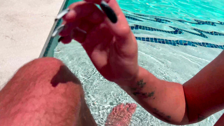 J-Mac: Prsatá holka Maddy May je ošukaná u bazénu od Big...