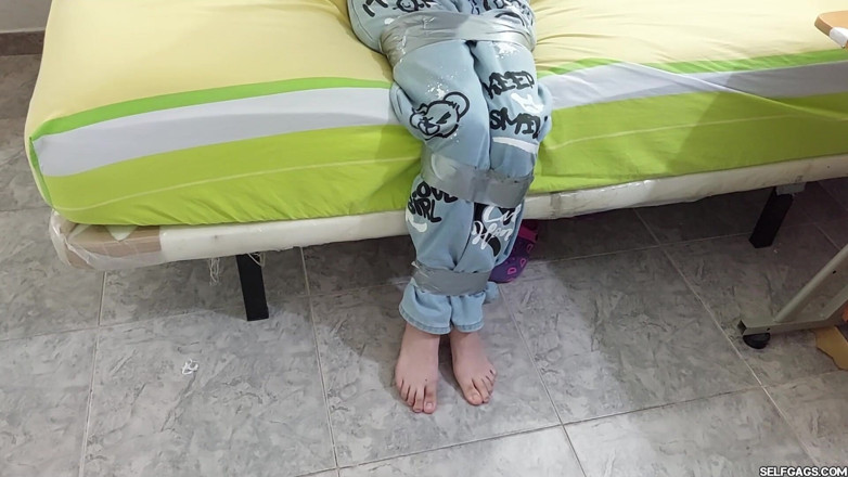 Selfgags Latina Bondage: Chętny 18-latek związany i zakneblowany dla sąsiada MILF Bondage Playtime