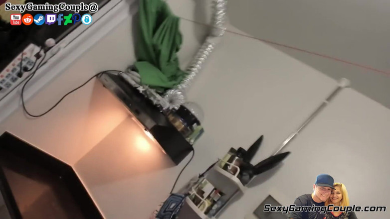 SexyGamingCouple: En primer plano - mamada luego follada en perrito con semen...