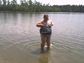 BBW nurse Vicki adventures with friends: Awek montel Angie Kimber bermain bogel di luar di luar...