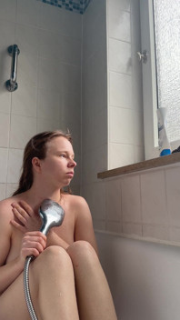 Tonåring med perfekta kroppsduschar