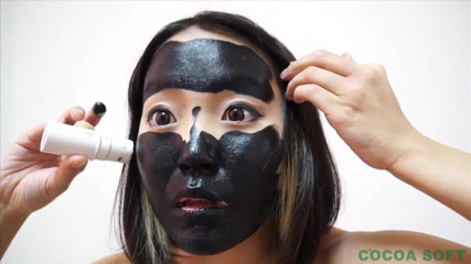 Cocoa Soft: Asiatisches mädchen mag es, ganz in schwarz gemalt im freien...