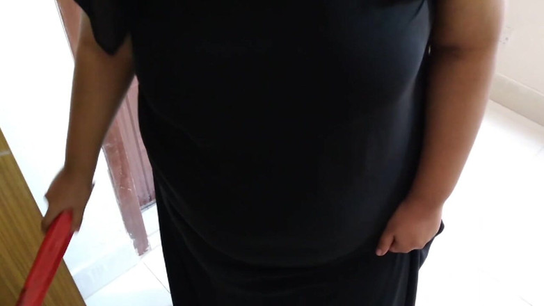 Aria Mia: Niqab Hookup - sexy arabská bbw teen služka ošukaná šéfem, když byla úklidová...