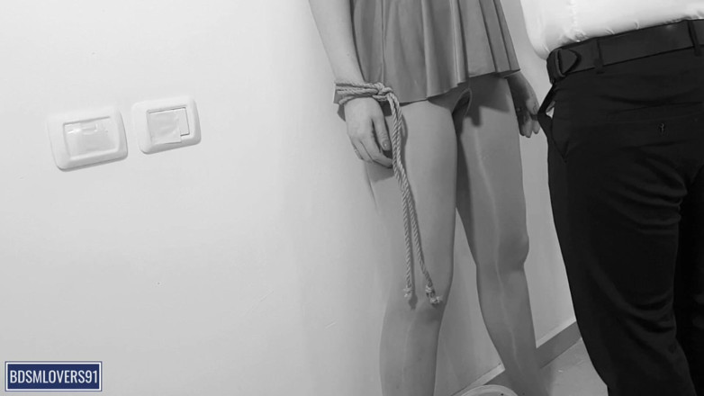 Bdsmlovers91: Plas in een emmer maakte me aan het huilen