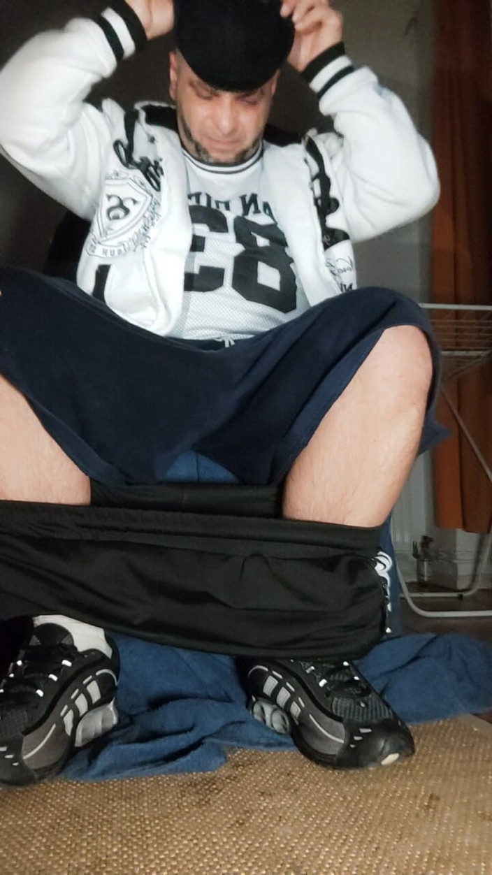 SmokedAlloy2: De Dregsau Dj-bro plast in zijn broek.
