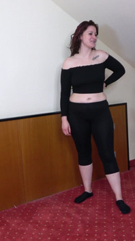 Kurvige rothaarige MILF entleert schwanz mit schlampigem blowjob