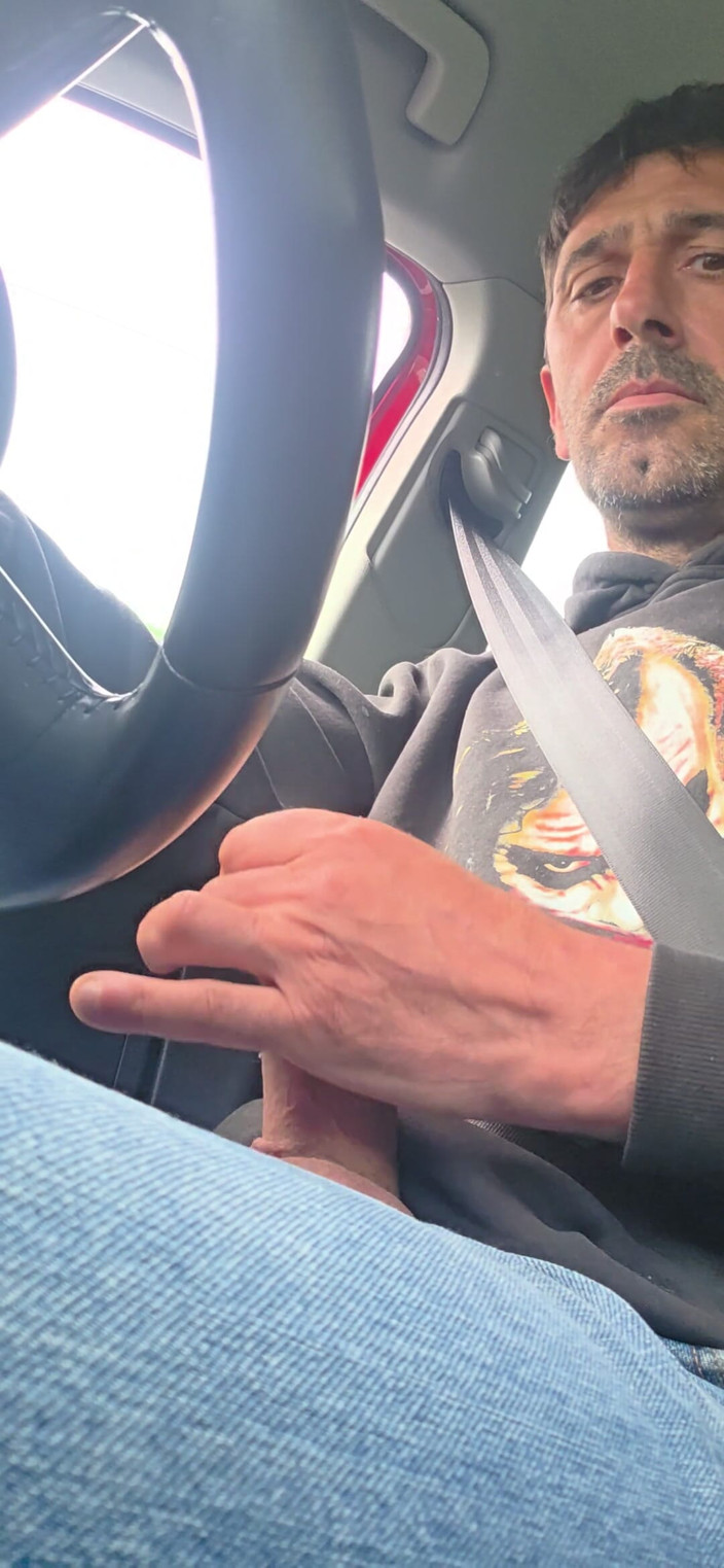 Crx2: Hetero chlap je nadržený a honí si při řízení, skoro byl...