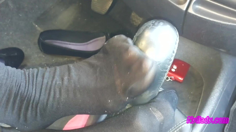 Nyllady: Nyllady fährt und revviert ihren Bravo in high heels stiefeln...