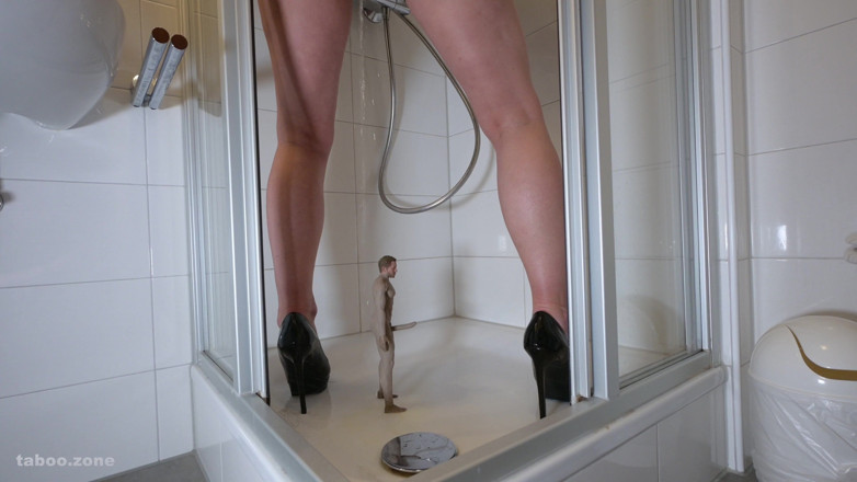 PeeFetish: Mă piș pe Bonerul unui pitică