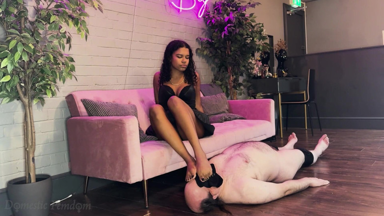 Domestic femdom: Výprask Ponožky Sniffer