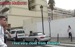 Baciare una ragazza spagnola calda dopo l'allenamento