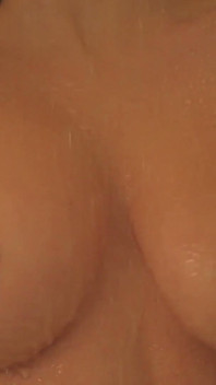 Wunderschöne Brüste Latina Masturbiert Unter Der Dusche Und Denkt an Ihren Stiefvater