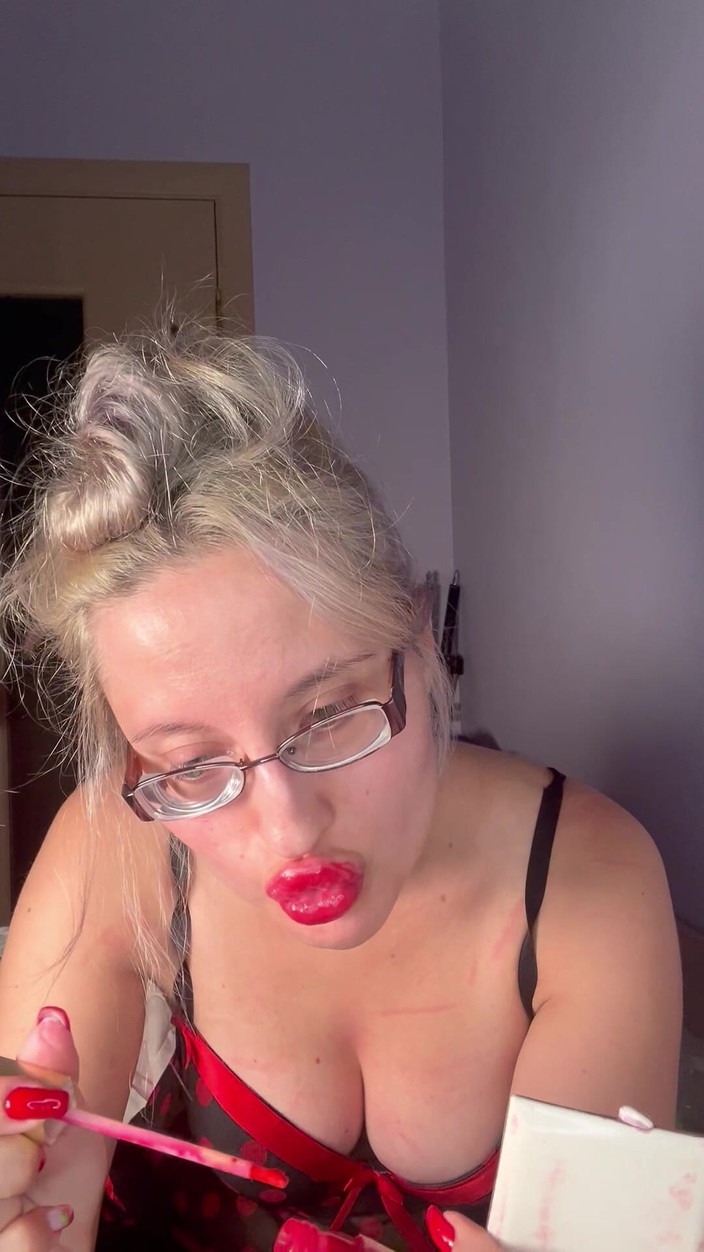 FinDom Goaldigger: Cuckold Private Cam Worship - Nữ thần đeo kính mắt dày, môi ướt át...