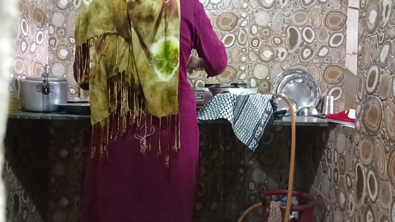 Bhabhi UP: Bugün bir arkadaşının karısıyla mutfağa gitti