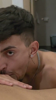 Mein Stiefbruder, du findest mich beim Pornoschauen, wie ich meinen Schwanz berühre, und ich lade ihn ein, mitzukommen, und am Ende ficke ich ihn