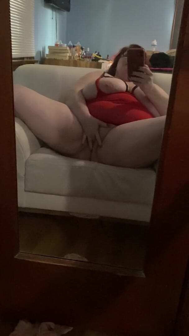 Rose Westt Studios: İri güzel kadın aynada dildo emiyor ve sikişiyor