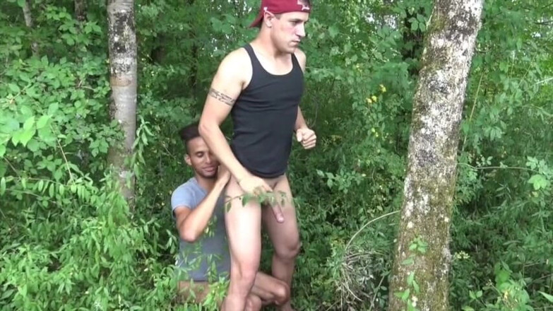 Gaybareback: Juan Perez dikongkek tanpa kondom dalam hutan yang menghancurkan